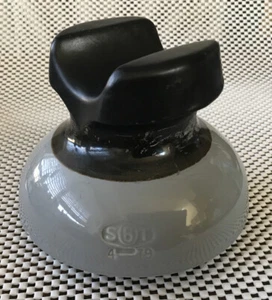 LARGE VTG BLACK / GRAY PORCELAIN INSULATOR ~ OHIO BRASS ~ SADDLE TOP ~ SBT 4-79 - Picture 1 of 12