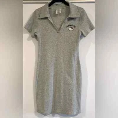 Excelente Estado, Vestido Polo Acanalado Hello Kitty by Sanrio con Logo, Talla Mediana Foto 1 de 4