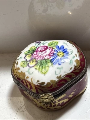 Vintage French LIMOGES Porcelain Hand Painted Trinket Box - 5cm x 5.4cm.x2.8cm - Image 1 of 4