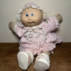 1985 Cabbage Patch Kids 15” bambola bionda occhi azzurri firmata Xavier Roberts con vestito - Foto 1 di 24