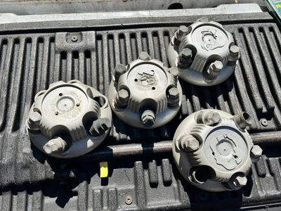 КОМПЛЕКТ ИЗ 4 Б/У GM CHEVROLET SILVERADO ASTRO EXPRESS OEM 6 ЗАЖИМНЫХ ЦЕНТРАЛЬНЫХ КОЛПАКОВ - Изображение 1 из 2