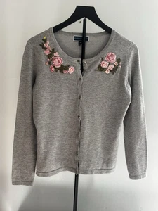 Karen Scott Petite Medium grau Blumen bestickt Cardigan Pullover Cottagecore - Bild 1 von 10