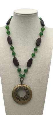 复古雅芳 SAQ 项链绿色棕色珠黄铜奖章吊坠波西米亚 — 第 1/4 张图片