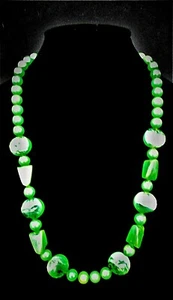 VINTAGE 1930'S ART DECO LONG GREEN BAKELITE BEAD NECKLACE - USA - Picture 1 of 5