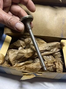 New old Stock Ford Truck Intake Valves Head 1951 . 8 D1352 Original - Bild 1 von 19