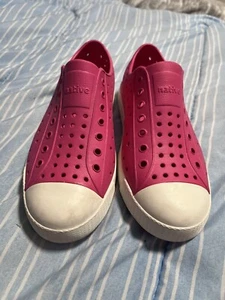 Native Shoes Hot Pink And White. Size J3. VGUC Boys/girls - Picture 1 of 4
