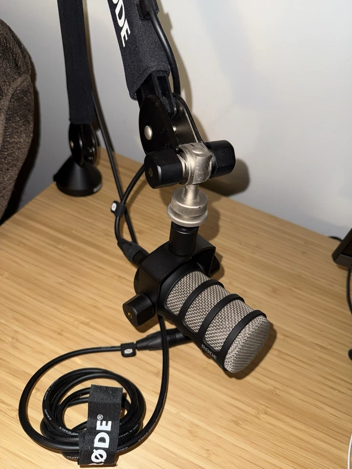 Micrófono Rode Pod con brazo y cable XLR Foto 1 de 3