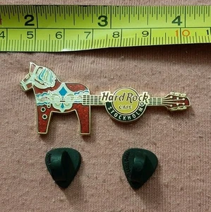 RARE Hard Rock Cafe Stockholm Sweden Red Dala Horse Guitar Souvenir Lapel Pin - Bild 1 von 3
