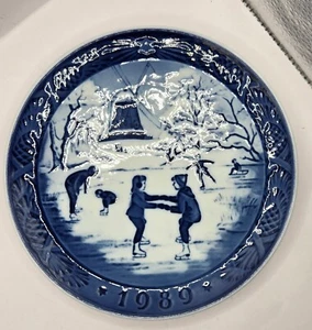 Royal Copenhagen 1989 The Old Skating Pond Christmas Plate 7 1/4” Denmark - Picture 1 of 1
