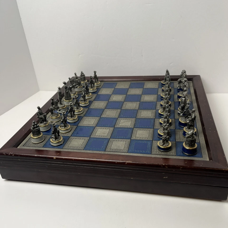 Juego de ajedrez Franklin Mint 1983 peltre y latón de la Guerra Civil con piezas azules y grises de colección Foto 1 de 4
