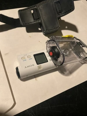 Combo de cámara de video Sony HDR-AS100V/W POV + Estuche impermeable + RMLVR1 Watch WiFi Foto 1 de 4