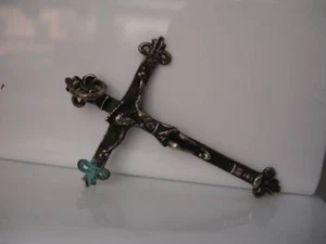 Crucifijo antiguo. Plata. Siglos XVIII-XIX. Cristo coronado. España. Remates - Imagen 1 de 5
