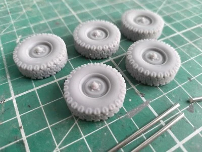 1:32 Land Rover Original Steel Wheels with BF Goodrich Tyres - Image 1 of 4