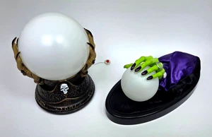 Lotto oggetti di scena palline di cristallo Halloween animate mano strega e base teschio luce parlante - Foto 1 di 3