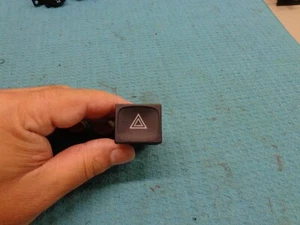 BOTÓN INTERRUPTOR DE 4 VÍAS SAAB 900 86 87 88 89 90 91 92 93 PELIGRO 4 VÍAS - Imagen 1 de 2