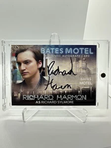 2015 Breygent Bates Motel Auto Autograph Signed Richard Harmon Richard Sylmore - Picture 1 of 4