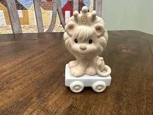 Tren de cumpleaños 1985 PRECIOUS MOMENTS This Day Is Something Roar About AGE 5 LEON - Imagen 1 de 3