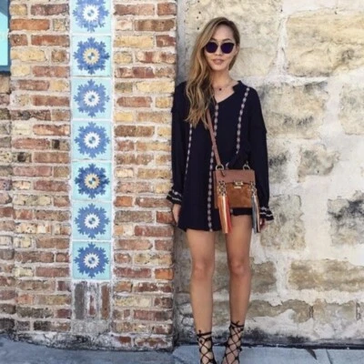 Vestido túnica Tularosa Revolve Arabella talla pequeña bordado gasa azul marino Foto 1 de 4