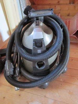 Lura Staubsauger Wasser ohne Beutel incl. Zubehör - Bild 1 von 4