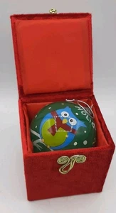 PIER 1 Li Bien Búhos Felices Fiestas Reverso Pintado Adorno con Caja 2012 - Imagen 1 de 7