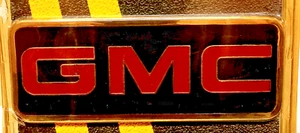 GMC Hitch Receiver Cover 1 1/4” 2” Red Logo Chrome Trim with Padlock Hitch Buds - Picture 1 of 6