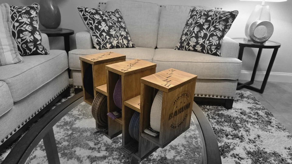 ¡Hecho a medida para ti! Soporte de exhibición para cinturón de artes marciales para adultos Jiu-jitsu Judo Foto 1 de 4