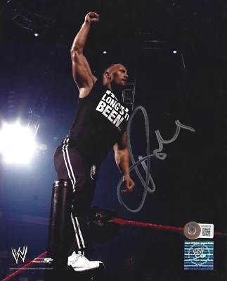 The Rock Dwayne Johnson 签名 8 x 10 照片 WWE WWF 签名照片文件 Beckett LOA — 第 1/2 张图片