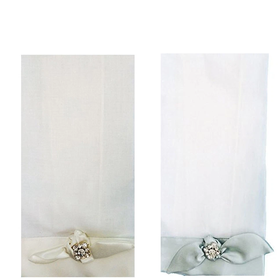 Toalla de invitado Sherri Designs de lino blanco con estrás y rayas satinadas Foto 1 de 1