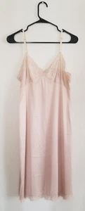 Vassarette Slip Completo Talla 34 Debajo de Todo Nylon Beige Borde de Encaje EE. UU. - Imagen 1 de 15