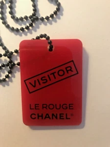 Chanel Le Rouge Chanel NYC evento pase de visitante 1 3/8" x 2" con cadena - Imagen 1 de 4
