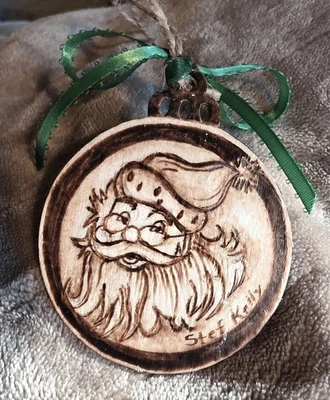 Adorno de Navidad de madera quemado a mano - Diferente imagen en cada lado Foto 1 de 2