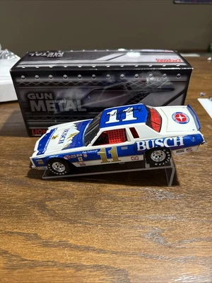 Cale Yarborough 1979 Autografiado Busch Light 1/24 Acción Personalizada Foto 1 de 4