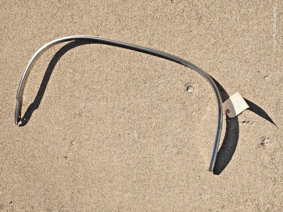 Buick Skylark 1968-1969 lado del pasajero derecho rueda delantera bien apertura moldura Foto 1 de 1