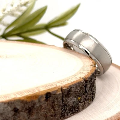 Alianza de boda de titanio de 8 mm acabado mate cepillado con bordes biselados pulidos anillo Foto 1 de 3