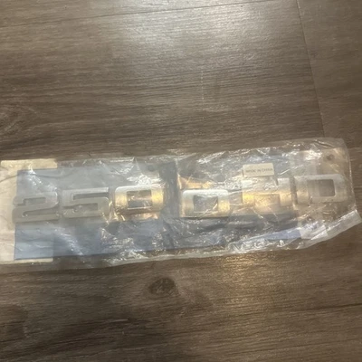 2007-2019 Chevrolet Silverado 2500HD Side Door Emblem Nameplate 15129644 OEM Foto 1 de 3