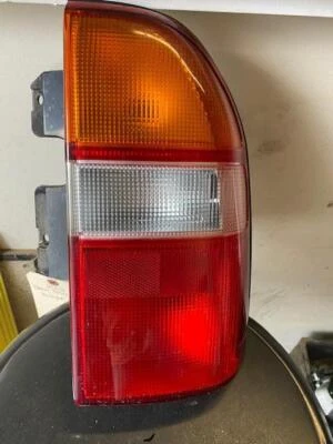 Luz trasera derecha pasajero compatible con Chevrolet Tracker 99-04 Foto 1 de 4