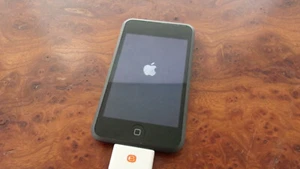 Apple iPod Touch a1213 8gb 1st Generation with cord Needs battery - Parts Only - Picture 1 of 6