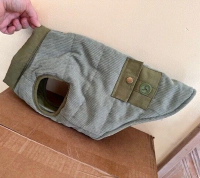 Abrigo Chaqueta Pana Perro Invierno Mascota MED Gancho y Ojo Cálido Verde Salvia Ligeramente Usado Foto 1 de 4