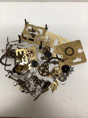 LOTE DE PIEZAS DE RELOJ ASST ~ ENGRANAJES Y PLACAS DE LATÓN ~ VARILLAS ~ TUERCAS * STEAMPUNK * ARTE ALTERADO * Foto 1 de 4