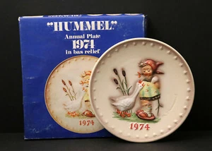 Goebel M.J. Hummel 1974 Annual 7-1/2" Plate in Bas Relief. Goose Girl - Picture 1 of 4