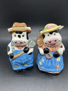 Coctelera de sal y pimienta para pareja de vaca vestida con ropa de agricultor antropomórfica S7 - Imagen 1 de 7