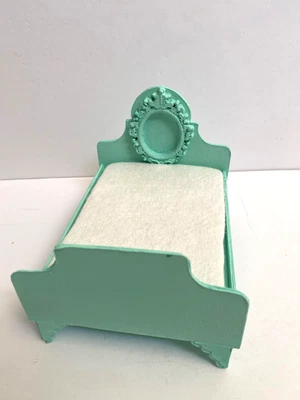 "Cama miniatura para casa de muñecas escala 1/12""" Foto 1 de 4