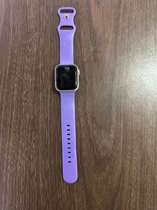 Apple Watch Series 5 (GPS 40mm) - Boîtier en aluminium argenté avec bracelet sport violet. - Photo 1 sur 2