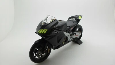 MINICHAMPS Honda RCV211 Valentino Rossi 2002 Pre Season in 1/12 code 122027946 - Immagine 1 di 4