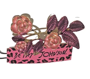 BETSEY JOHNSON PINK ENAMEL ROSES MAUVE ENAMEL LEAFS ON A STEM GOLD BROOCH PIN - Picture 1 of 7
