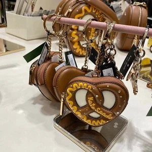 Estuche para monedas Kate Spade NYC 3D Pretzel KJ062 - Imagen 1 de 12