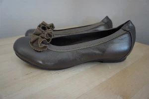 Zapatos planos de ballet Munro American para mujer con volantes sin cordones bronce talla 6,5 W - Imagen 1 de 9