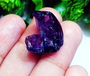 23,30 ct violetter Taaffeit ungeschliffen grob zertifiziert loser Edelstein mit kostenlosem Geschenk - Bild 1 von 7