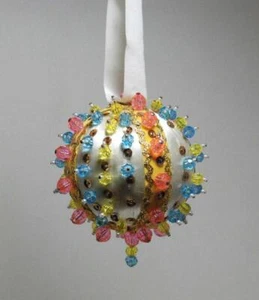 Vintage 60er/70er Satin weiß, rosa & blau Perlen Weihnachtsschmuck Kugel 3,5" B17 - Bild 1 von 1