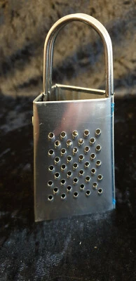 Kleine Küchenreibe Minireibe für Muskat,Knoblauch ,+3 Reibeflächen+Edelstahl +B+ - Bild 1 von 3